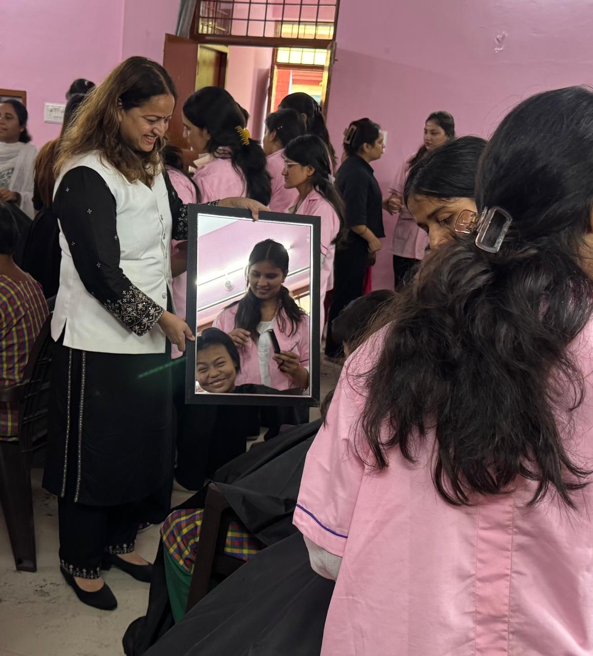 नारी निकेतन की संवासिनियों और बालिकाओं को मिला ग्रूमिंग का प्रशिक्षण*