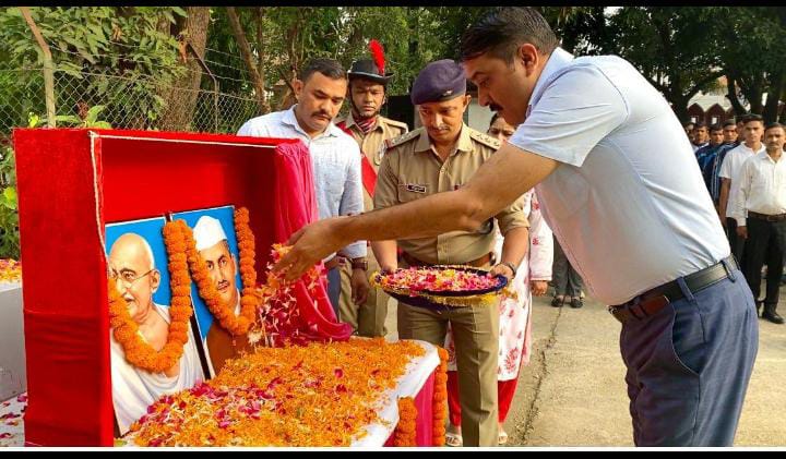 पुलिस कप्तान अजय ने महात्मा व शास्त्री को अर्पित की श्रद्धांजलि, टीम को उनके आदर्शों को जीवन मे उतारने का किया आवाहन