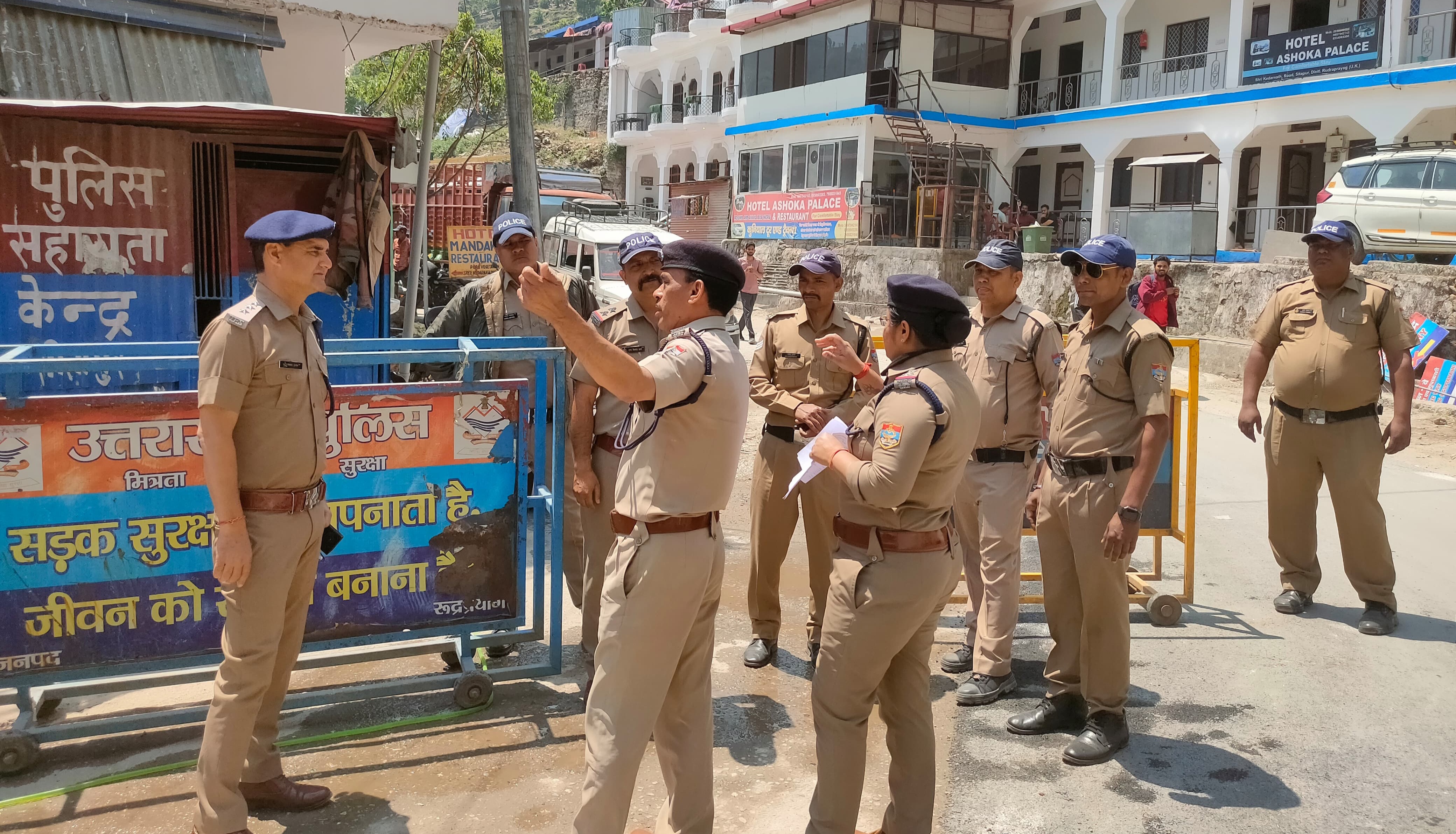 सीओ गुप्तकाशी विकास पुंडीर ने केदारनाथ यात्रा में तैनात पुलिस बल को किया ब्रीफ